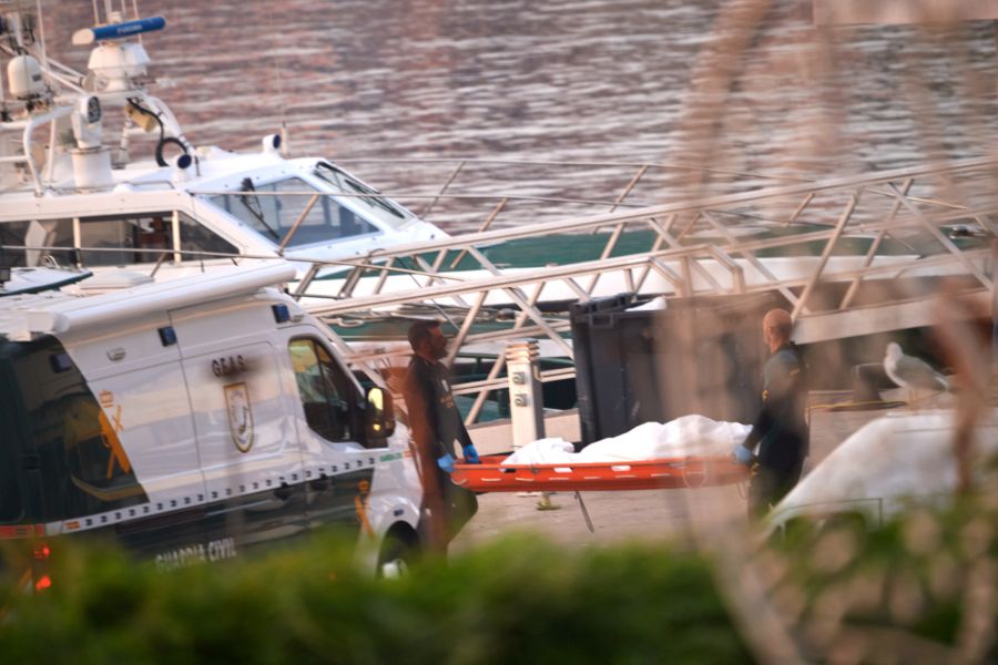 Taucher der Guardia Civil bergen im Hafen von Ceuta eine leblose Person, die zuvor bei der Überfahrt vermisst worden war.