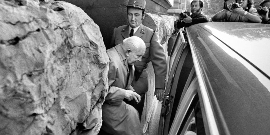 Brigadier Jean-Louis Jeanmaire wird nach dem Prozess von der Polizei vor dem Bundesgericht in Lausanne im Juni 1977 abgeführt.