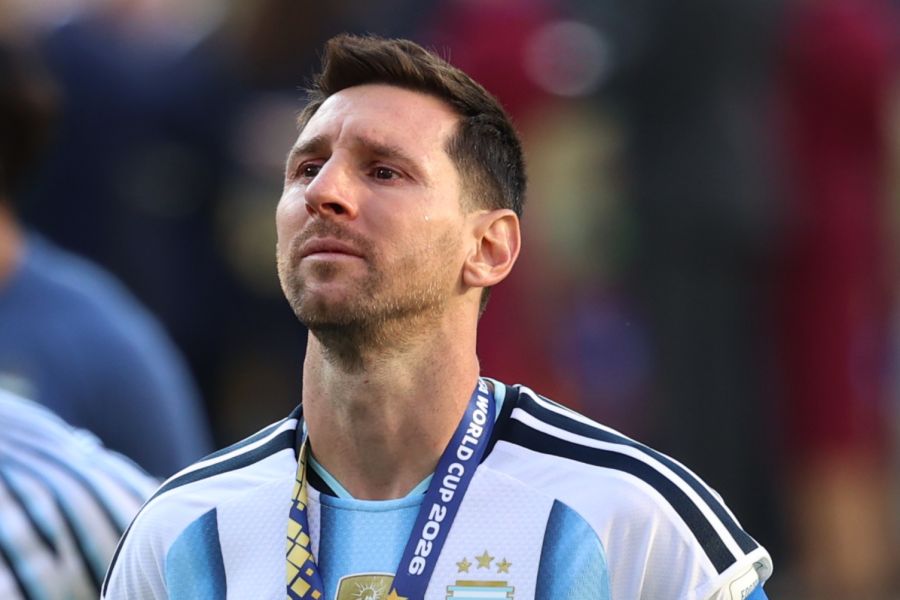 Die Enttäuschung steht Messi ins Gesicht geschrieben: Mit der Silbermedaille um den Hals kämpft der Argentinier mit den Tränen.