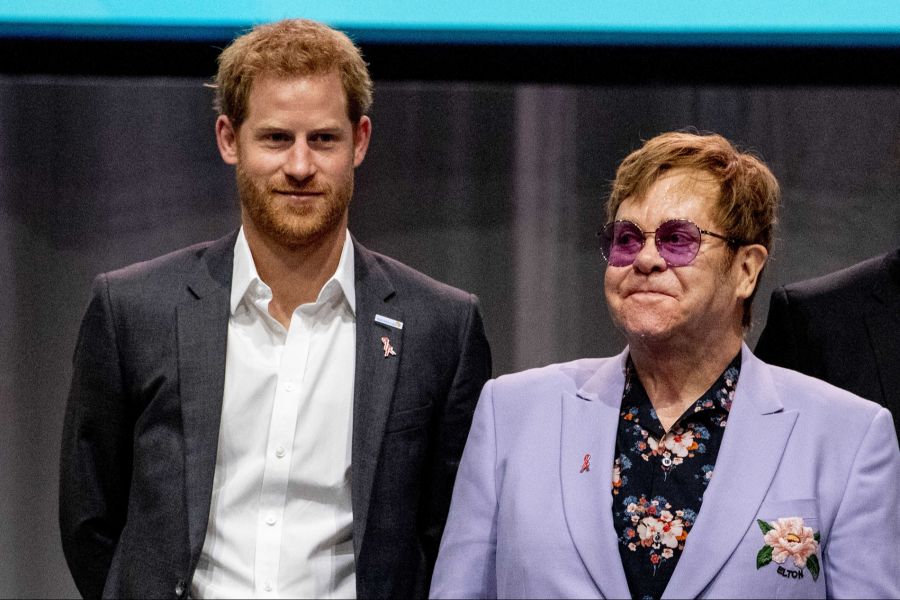 Harry soll deshalb den Musiker um Geld gebeten haben.