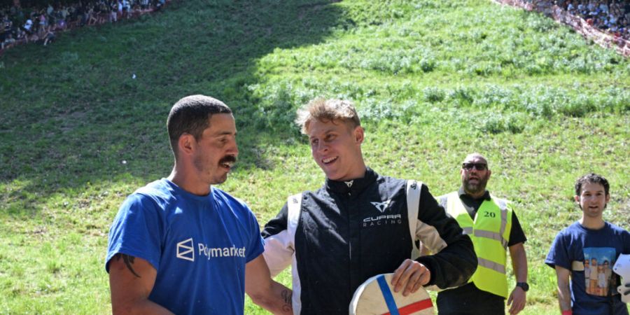 Kurioses Käserennen in England: Der Deutsche Tom Kopke (rechts) setzte sich gegen den britischen Rekordgewinner Chris Anderson (links) durch.