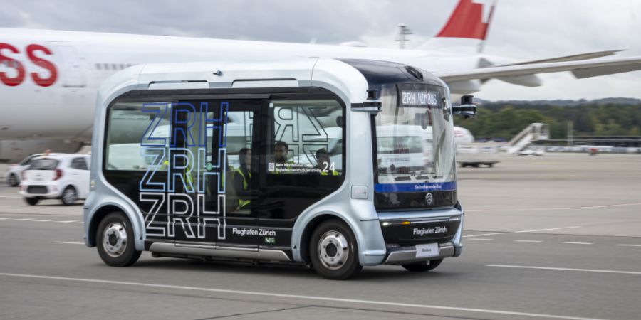 Der selbstfahrende Shuttlebus bewegt sich auf dem Flughafen Zürich. (Archivbild)