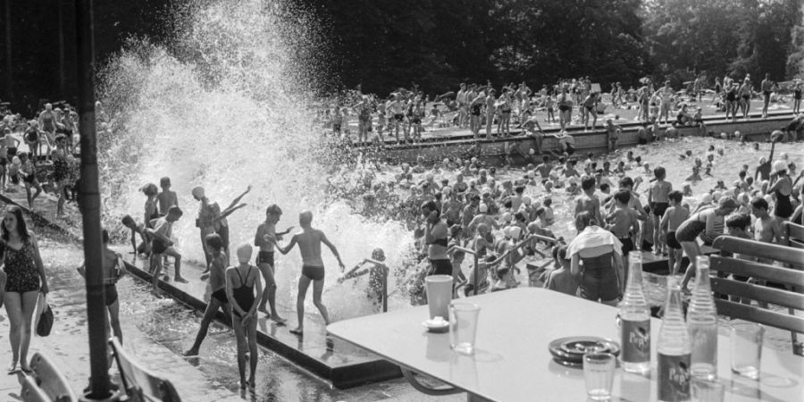 Immer zur vollen Stunde setzte sich die Wellenmaschine im Dolder-Bad in Betrieb, erstmals im Jahr 1934. Hier eine Aufnahme aus dem Jahr 1952. Im Sommer 2027 kehrt die Attraktion zurück...