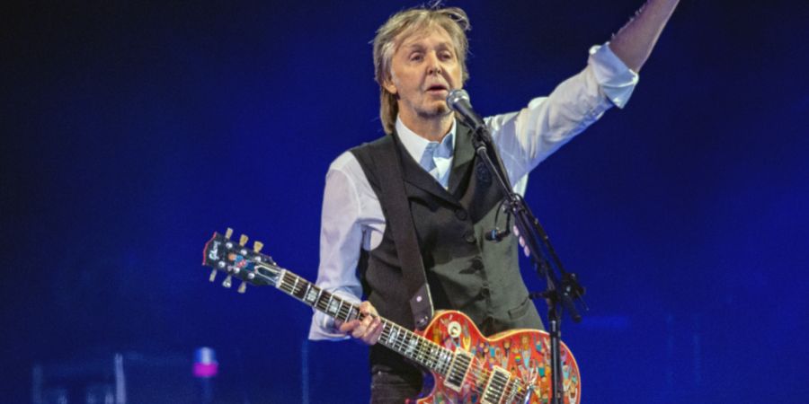 ARCHIV - Paul McCartney spielt beim Glastonbury Festival in Worthy Farm, Somerset. Foto: Joel C Ryan/Invision via AP/dpa