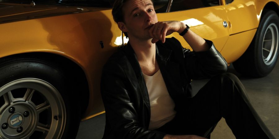 Für den singenden Drummer Nickless gibt es keinen schöneren Ort zum Musikhören, als in Bewegung, etwa mit Blick aus dem Autofenster. Am Freitag ist sein neues Album «Cars And Things ...