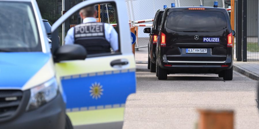 ARCHIV - Einsatzfahrzeuge der Polizei fahren auf das Gelände des Bundesgerichtshofes, wo ein mutmaßlicher Iran-Spion vorgeführt wurde. Foto: Bernd Weißbrod/dpa