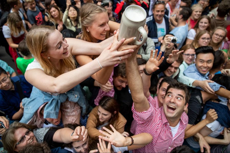 Vor dem diesjährigen Volksfest in Erlangen verschickte die Stadt eine Liste mit zwölf Songs, die keinen Platz hätten.