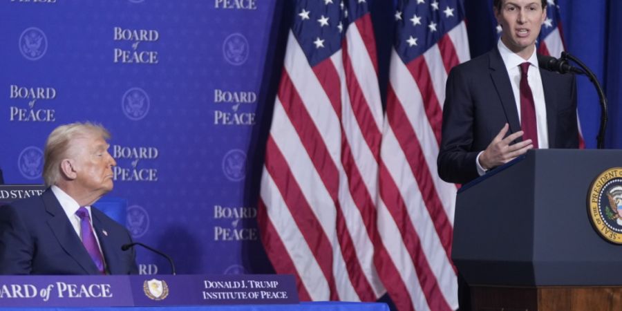 ARCHIV - Jared Kushner (r), US-Unterhändler und Schwiegersohn von Präsident Donald Trump (l), spricht während einer Sitzung des Friedensrats. Foto: Mark Schiefelbein/AP/dpa/Archivbild