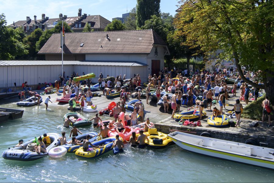 Freitag und Samstag kommen Hitzefans nochmals voll auf ihre Kosten: Die Temperaturen bleiben hoch. (Symbolbild)