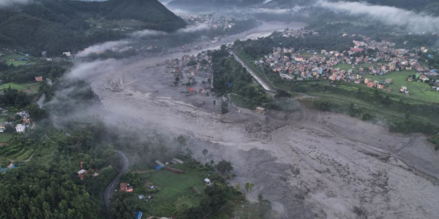 Eine Drohnenaufnahme der Folgen einer Sturzflut entlang des Trishuli-Flusses vor dem Hintergrund einer aktuellen Hochwasserwarnung im Gebiet Trishuli Bazaar im Distrikt Nuwakot. Foto: R...