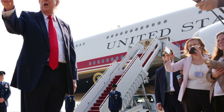 dpatopbilder - US-Präsident Donald Trump spricht auf der Joint Base Andrews mit Journalisten, bevor er an Bord der Air Force One geht. Foto: Julia Demaree Nikhinson/AP/dpa