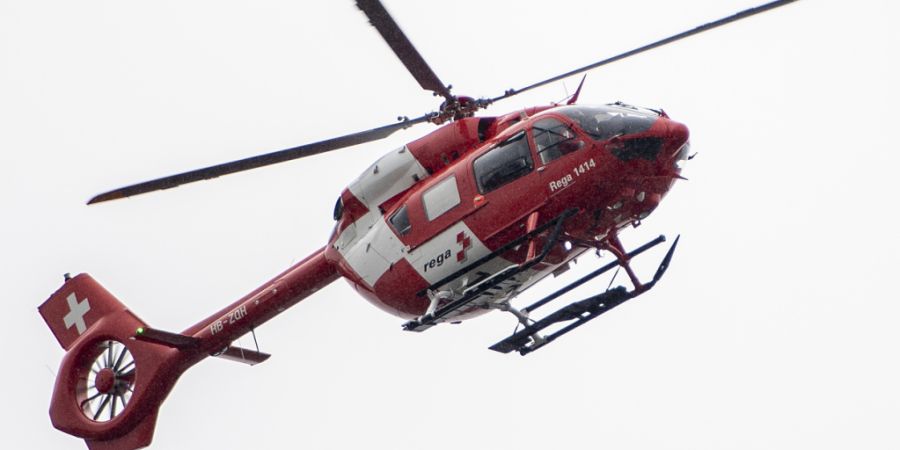 Die Rega brachte die verunfallte Frau in ein Spital. (Symbolbild)