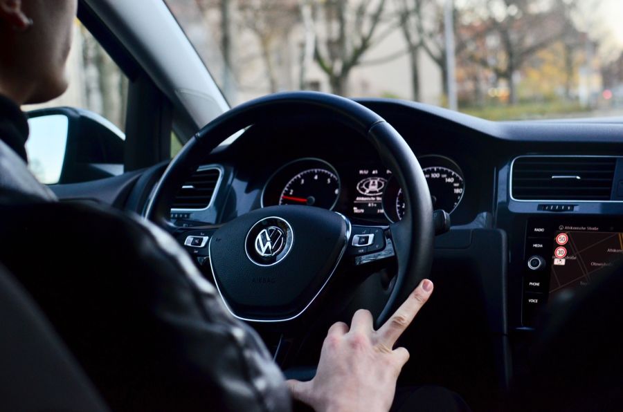 Am letzten Sonntag fragte ein Autofahrer eine Passantin nach dem Wohnort eines SVP-Vertreters. Er kündigte ein gewalttätiges Vorhaben an.