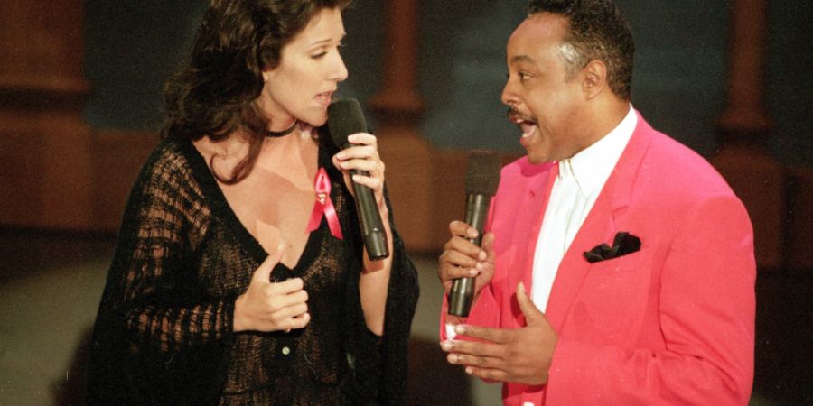 ARCHIV - Celine Dion (l) und Peabo Bryson singen den Song «Beauty and the Beast» bei der 35. jährlichen Grammy-Verleihung im Jahr 1993. Foto: Reed Saxon/AP/dpa