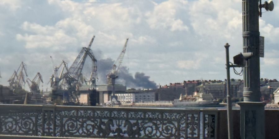 Rauch steigt auf im Hafen von St. Petersburg, Russland. Foto: Ulf Mauder/dpa