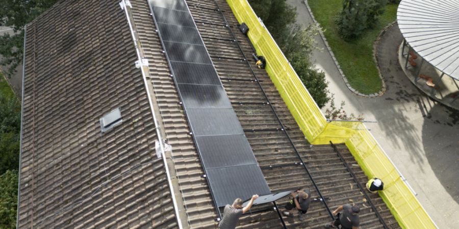 Die Stadt Zürich will den Solarenergie-Ausbau fördern. Zwei Initiativen, die den Ausbau fordern, will der Stadtrat dennoch Gegenvorschläge gegenüberstellen. (Archivbild)