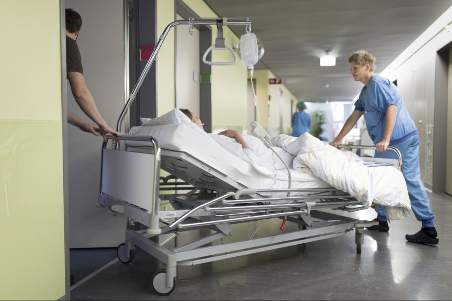 Oft müssen Patientinnen und Patienten daher an andere Orte hin verlegt werden.