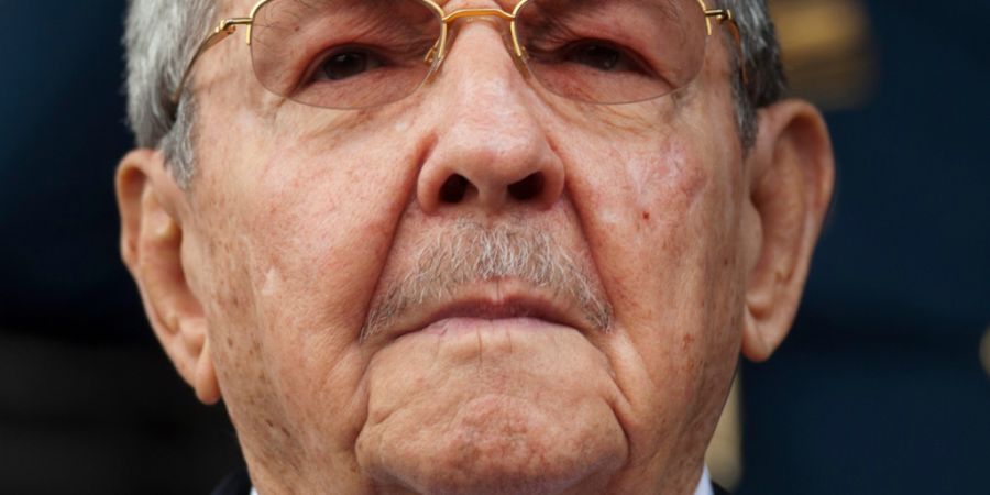 ARCHIV - Kubas damaliger Präsident Raul Castro hört die kubanische und die venezolanische Nationalhymne während seiner Begrüßungszeremonie im Präsidentenpalast Miraflores. Foto: A...