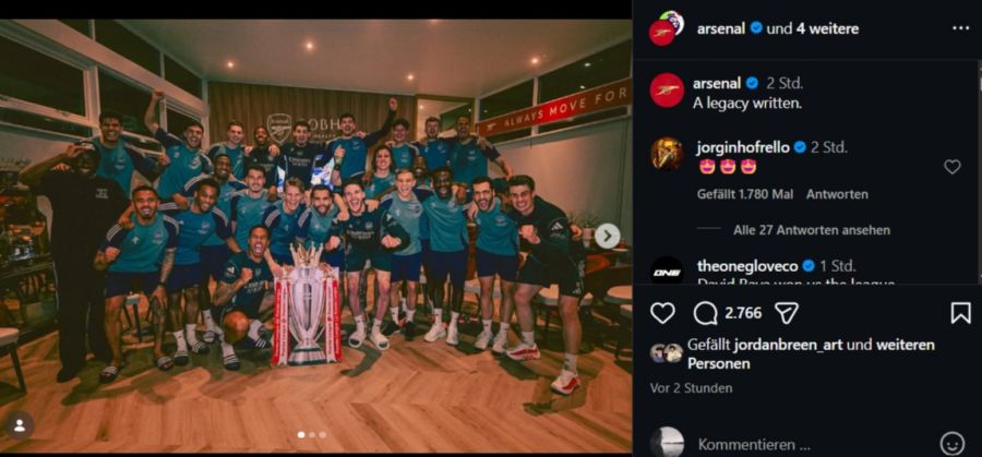 Die Arsenal-Profis feiern mit dem Karton-Pokal den verdienten Meistertitel in der Premier League.