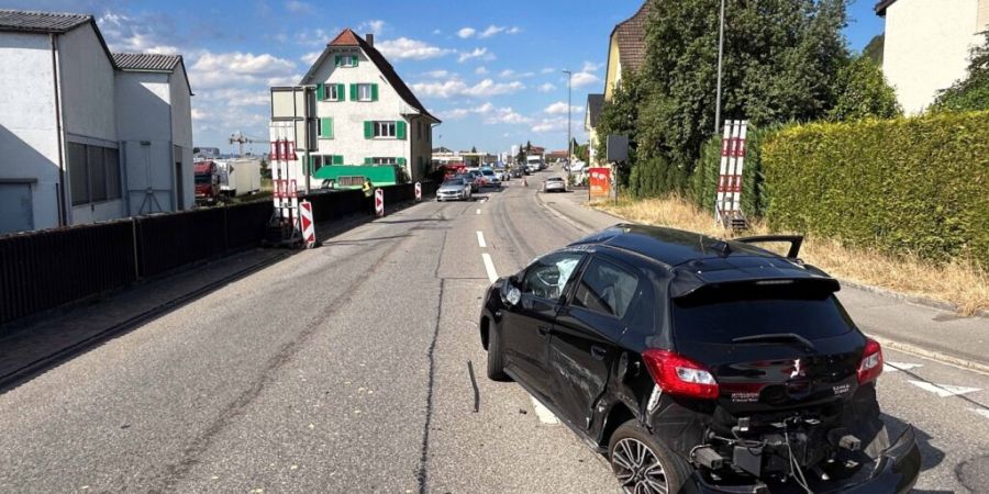 Dieses Auto überschlug sich beim Unfall in Würenlingen. Es kam in entgegengesetzter Fahrtrichtung zum Stillstand.