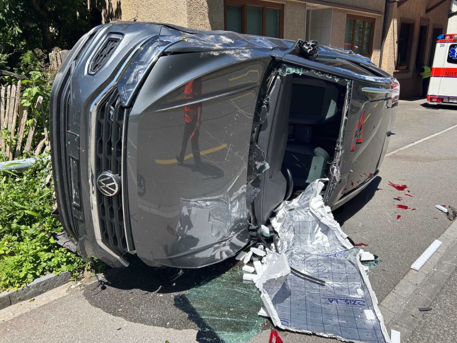 Der Autofahrer wurde beim Unfall mittelschwer verletzt.