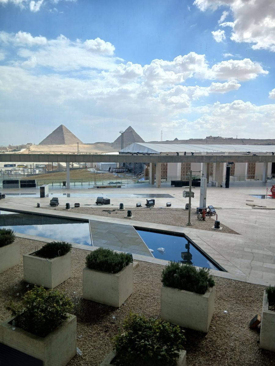 Blick vom Grand Egyptian Museum auf die Pyramiden.
