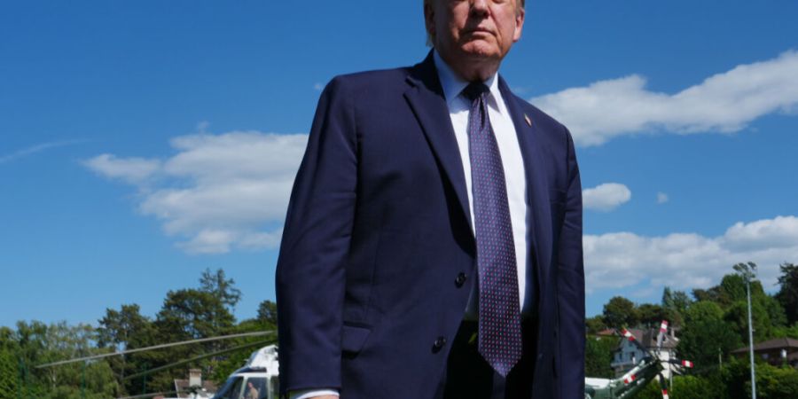 Donald Trump, Präsident der USA, trifft zum G7-Gipfel ein. Foto: Julia Demaree Nikhinson/AP/dpa