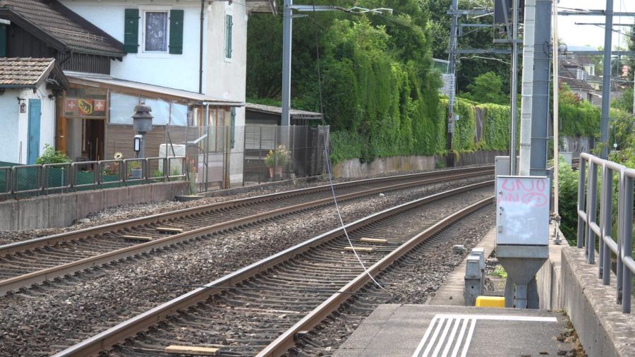 Die kaputte Fahrleitung hängt runter.
