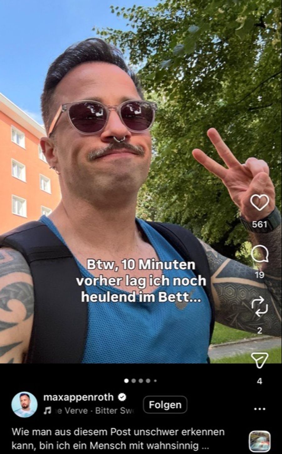 Der Coach Max Appenroth zeigt sich draussen und lacht in die Kamera – obwohl er 10 Minuten vorher noch heulend im Bett lag.