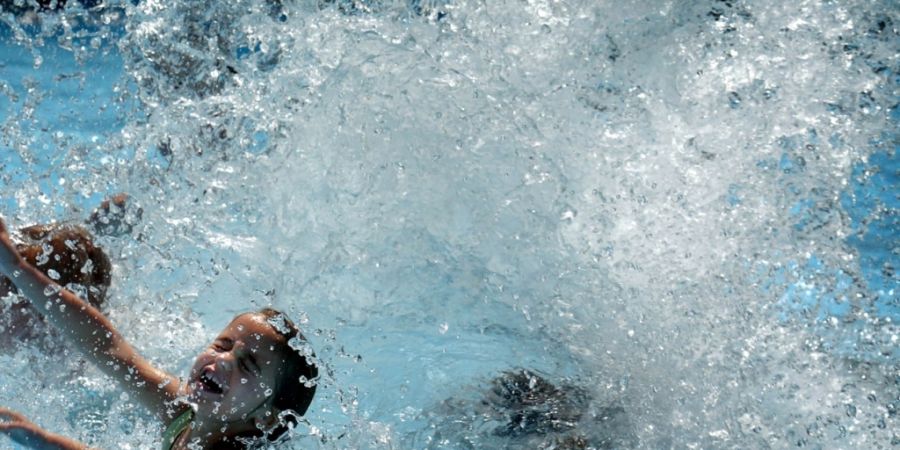 Im Kanton Genf haben vier Gemeinden Einspruch gegen das neue Gesetz eingelegt, das das Tragen von bedeckenden UV-Schutz-Badeanzügen in Schwimmbädern verbietet. (Symbolbild)