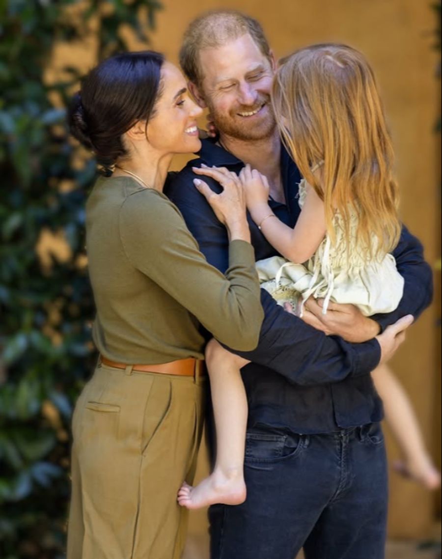 Harry und Meghan mit Töchterchen Lilibet.