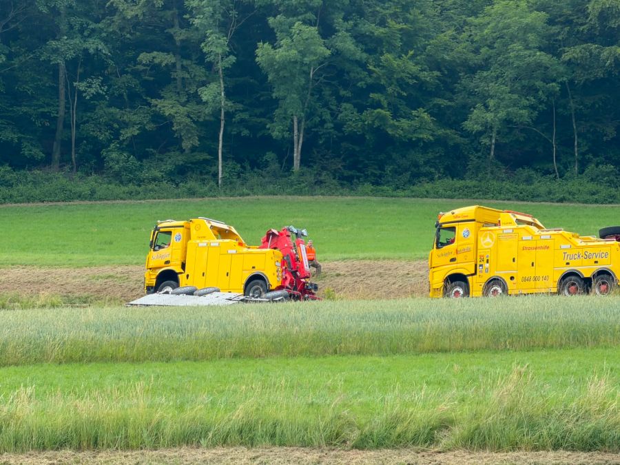 Im Einsatz stehen Abschleppfahrzeuge des TCS.