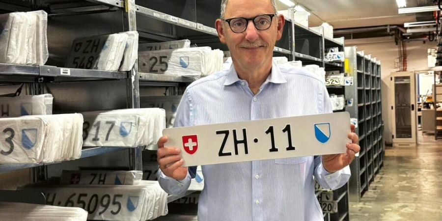 Der Zürcher Sicherheitsdirektor Mario Fehr präsentiert die zu versteigernde Autonummer «ZH 11». Der Erlös fliesst auch künftig in die Staatskasse.