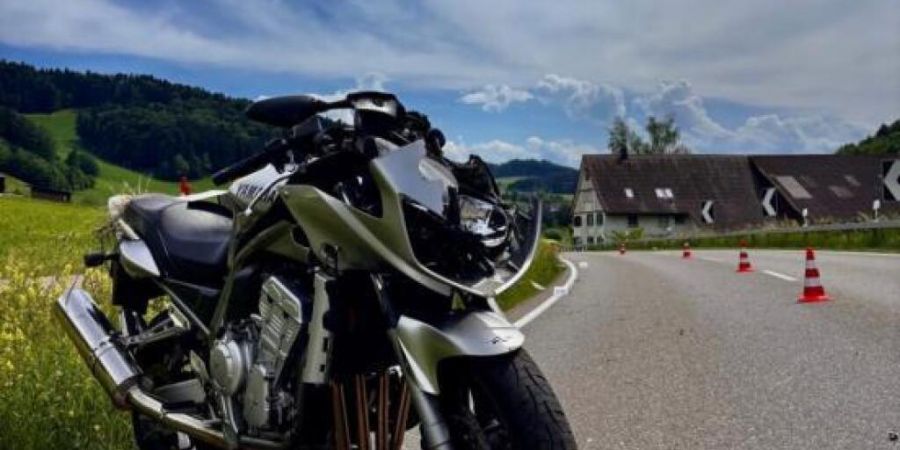 Bei einem Selbstunfall hat sich am Sonntagnachmittag in Bäretswil ein Motorradfahrer schwer verletzt.