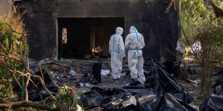 dpatopbilder - Rettungskräfte im Dorf Myla. Foto: Dan Bashakov/AP/dpa