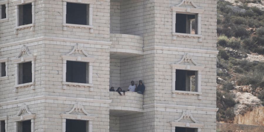 Israelische Siedler sind in einem im Bau befindlichen palästinensischen Gebäude im besetzten Dorf Kusra im Westjordanland zu sehen. Foto: Majdi Mohammed/AP/dpa