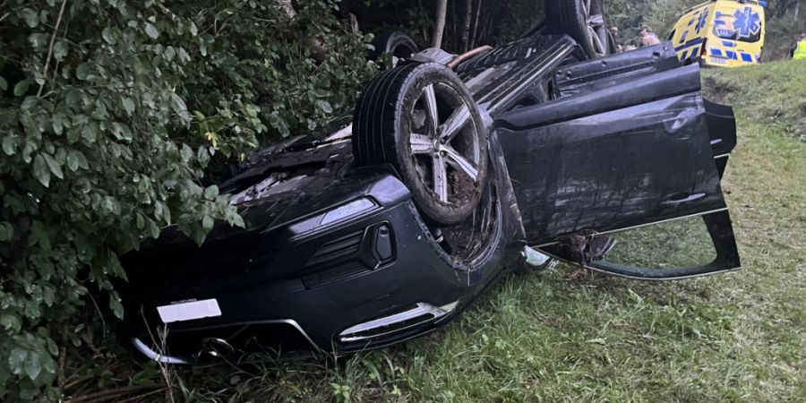 Das Auto überschlug sich und kam auf dem Dach liegend zum Stillstand.
