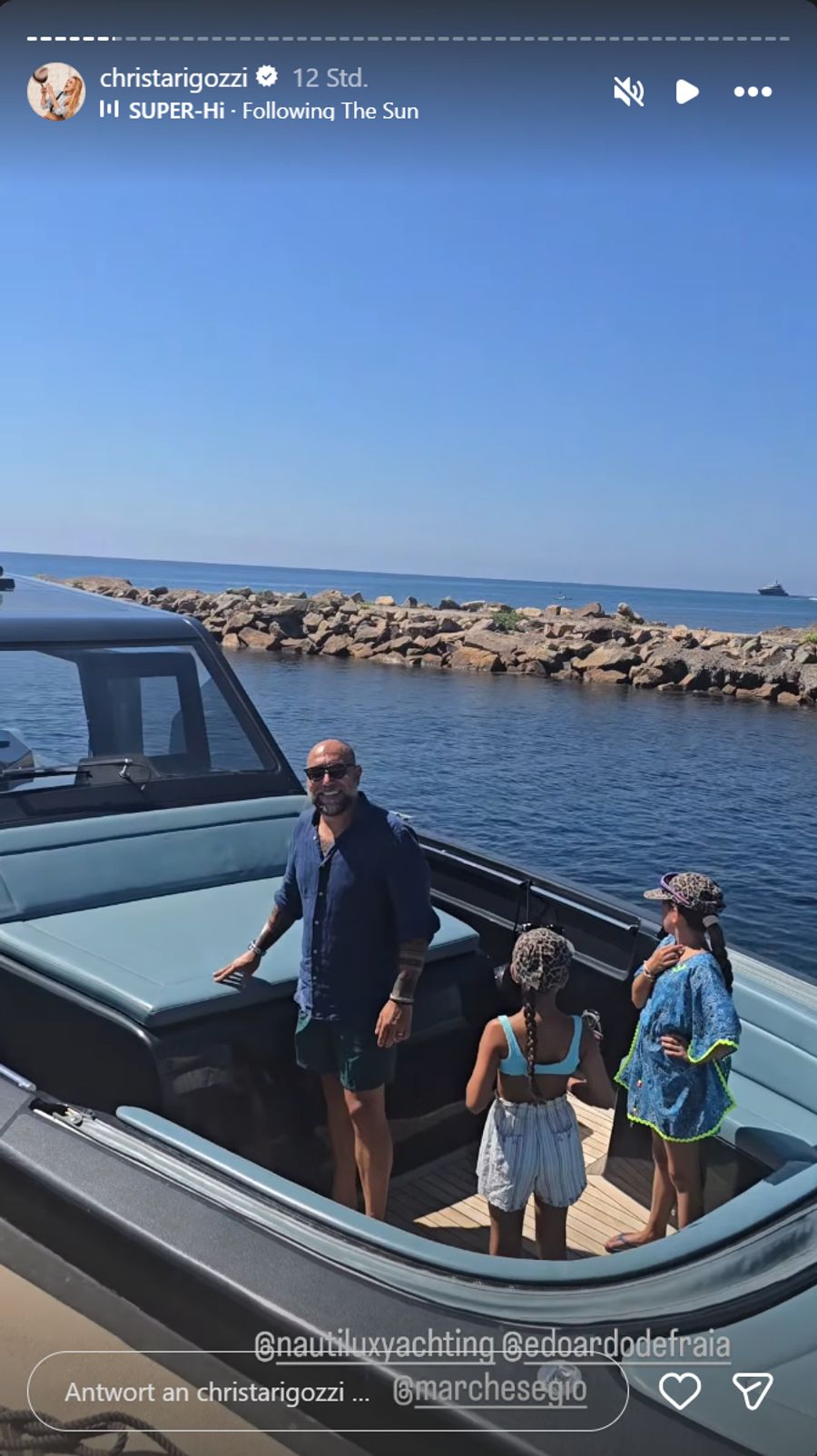 Auf gehts! Christa Rigozzi und ihre Familie steigen aufs Boot.