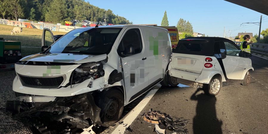 An allen drei beteiligten Fahrzeugen entstand erheblicher Sachschaden.