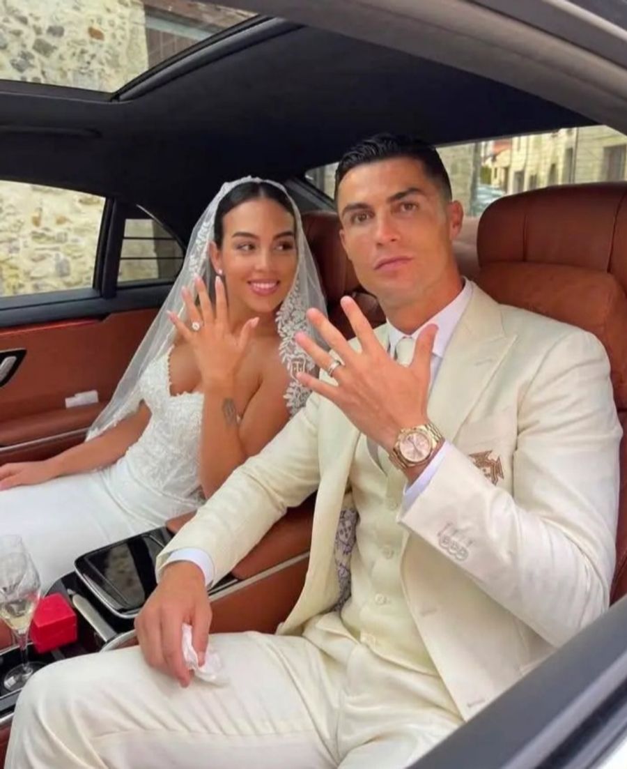 Ronaldo und Georgina zeigen ihre Klunker an den Fingern. Auch dieses Bild ist ein KI-Fake.