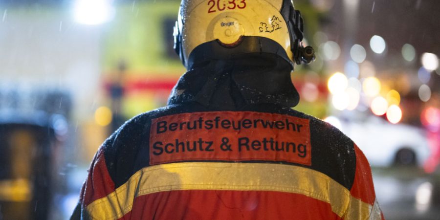 In der Nacht mussten Einsatzkräfte wegen eines Brandes in einem Feuerwerksdepot in Uitikon-Waldegg ZH ausrücken. (Archivbild)