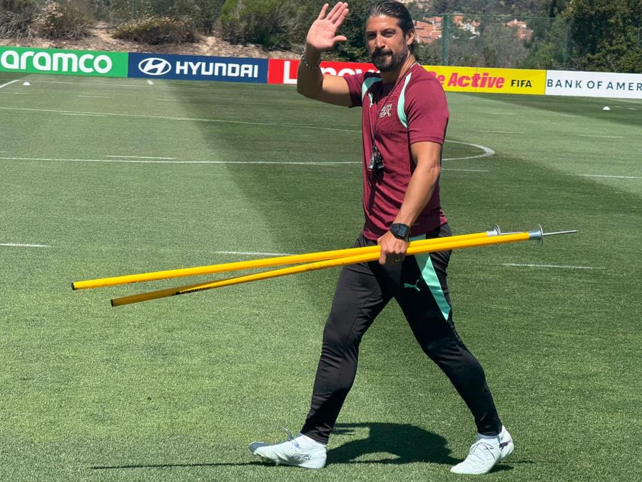 Nati-Assistentztrainer Davide Callà winkt in die Nau.ch-Kamera.