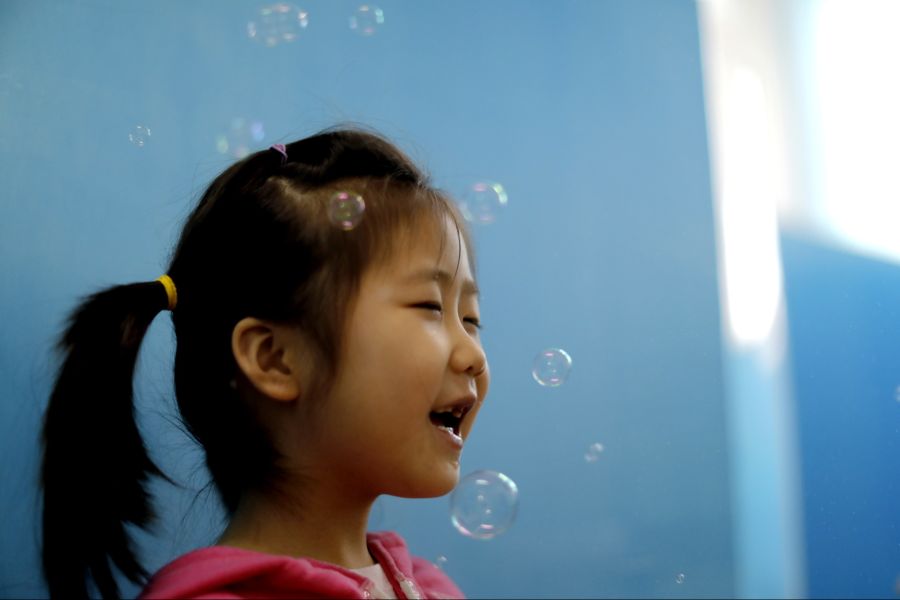 Im Vergleich zu den sich typisch entwickelnden Kindern zeigten autistische Kinder eine erhöhte Hirnaktivität in den tief- und hochfrequenten Wellenbereichen. (Symbolbild)