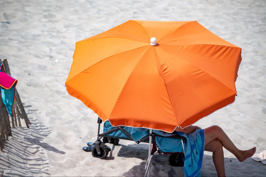 Eine deutsche Touristin empört sich über die Preise von Sonnenliegen und Sonnenschirmen auf Mallorca.