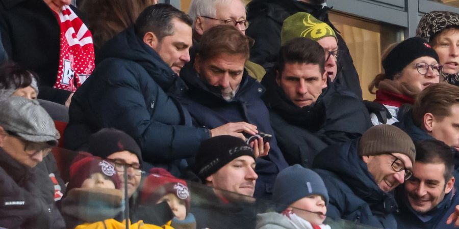 Der neue Head of Global Soccer Klopp sass zwischen Marcel Schäfer und Mario Gomez.