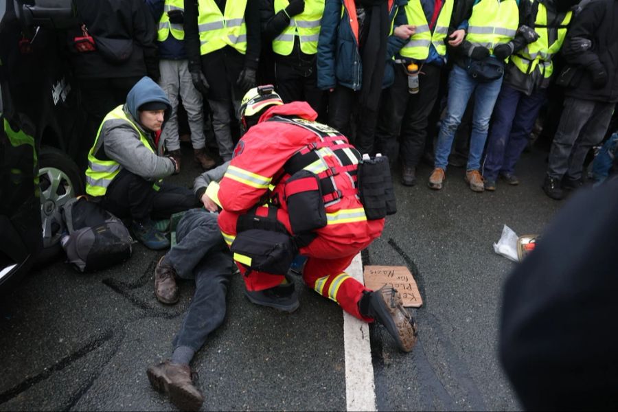 Ein Sanitäter versorgt einen Demonstranten.