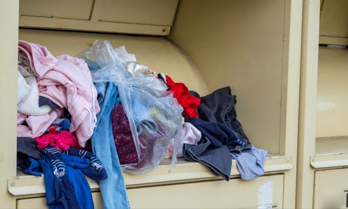 Was in die Container wandert, ist oft «Fast Fashion» und häufig sogar ungetragen. (Symbolbild) Altkleider Sammelcontainer Sortierung Basel