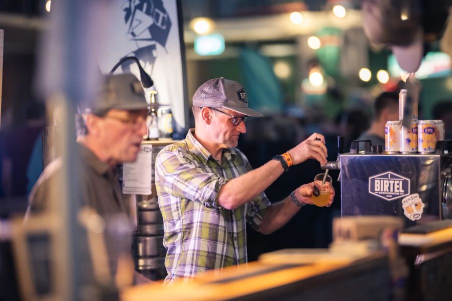 Zahlreiche regionale und überregionale Brauereien versorgen Besuchenden mit verschiedenen Bierspezialitäten.