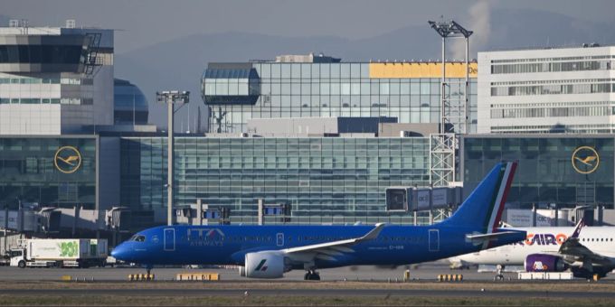 Nach langen Verhandlungen steigt die Lufthansa offiziell bei ITA Airways ein. lufthansa ita übernahme
