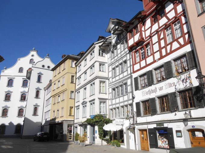 Gerade kleine Läden wissen am besten selbst, wann sich das Öffnen lohnt – und wann nicht. (Symbolbild) Innenstadt Fachwerk Gebäude Läden